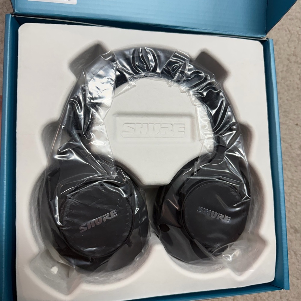 Shure Over-Ear Headphones - Black - Picture 2 of 3